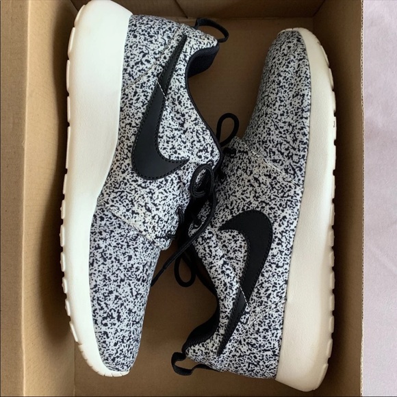 Nike Shoes - Women’s Nike Roshe Runs